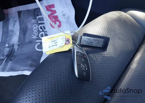 2020 Mercedes-Benz Glc 300 z USA, uszkodzony, nr VIN W1N0G8DB3LF860913